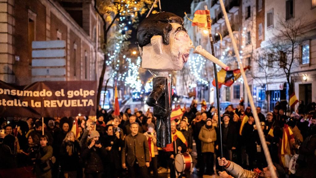 Piñata de Pedro Sánchez durante la última Nochevieja en Ferraz.