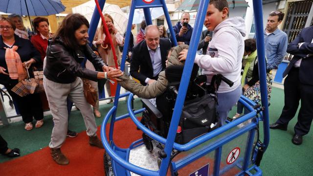 Emilio Sáez durante el estreno de un columpio adaptado en Albacete.