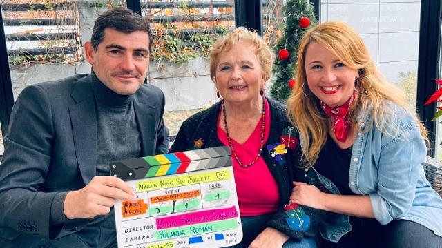 Iker Casillas junto a Carmen Arce Kubalita y Sonia Bautista-Alarcón.