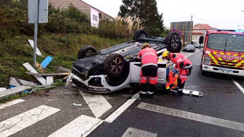 Efectivos de emergencias prestan atención durante un accidente.
