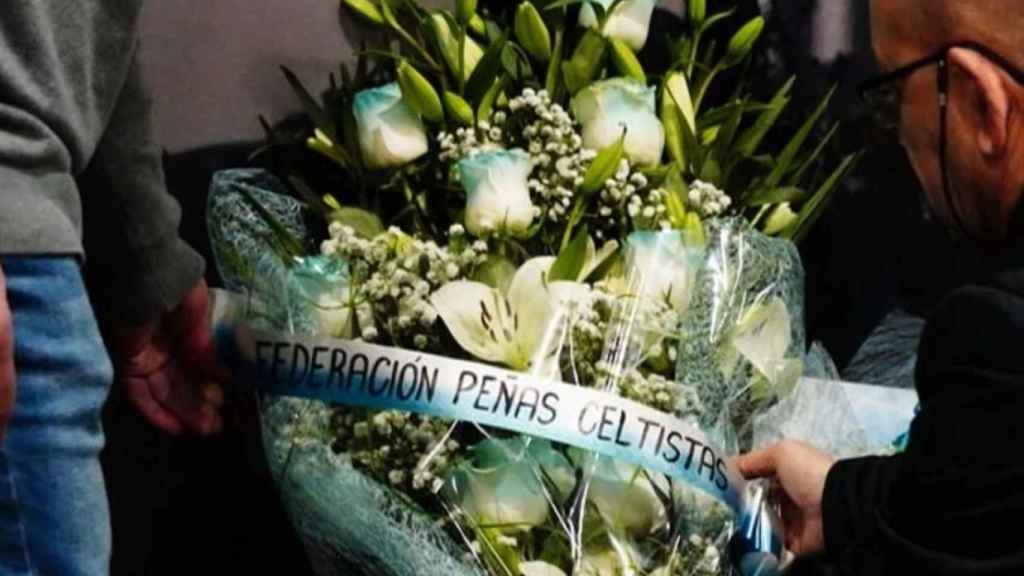 Uno de los ramos depositados en el mural.