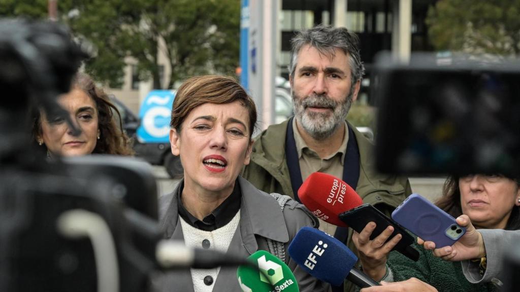 La candidata de Sumar a la presidencia de la Xunta, Marta Lois, ofrece declaraciones a los medios