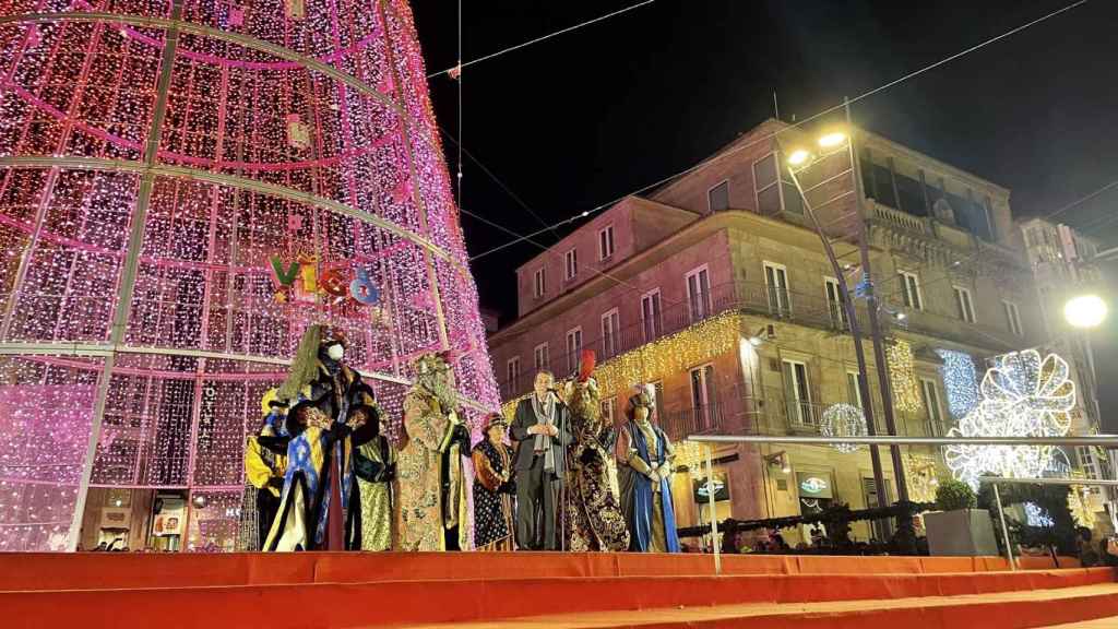 Los Reyes Magos de Oriente en la Puerta del Sol de Vigo tras la cabalgata en 2023.