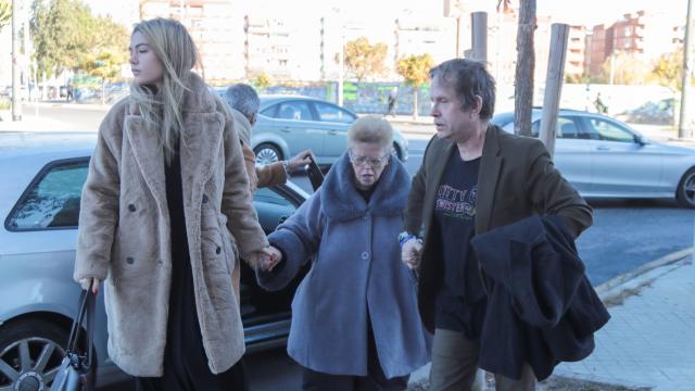 Los hijos de Paco Arévalo, Paco y Nuria, rotos de dolor, acompañados por Ana, la sobrina del cómico, este viernes día 5.