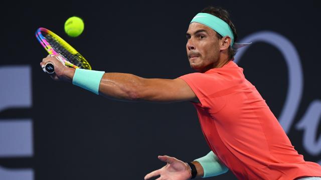 Nadal realiza un golpe de revés en los cuartos del ATP de Brisbane.