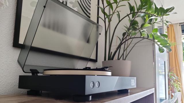 El tocadiscos Spinner BT de JBL