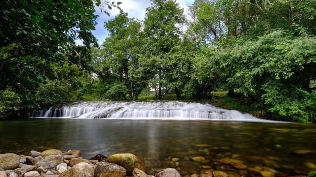 Paseo fluvial do río Tins, A Serra de Outes.