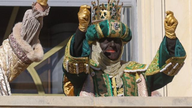 Un Rey Baltasar vestido de torero reparte serranitos por Sevilla