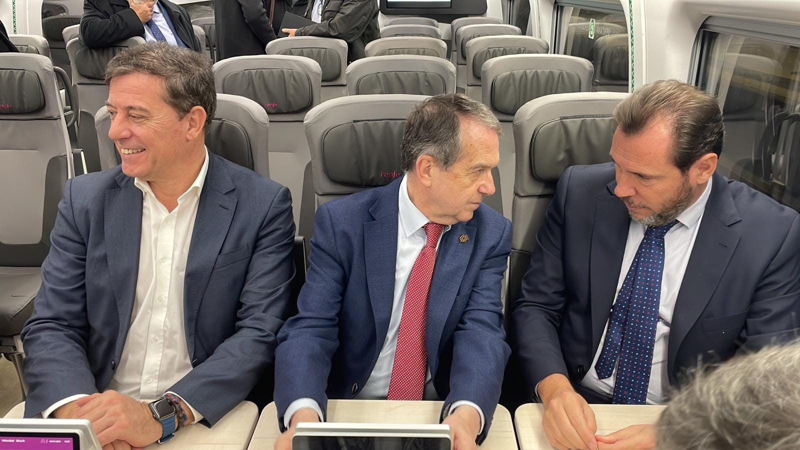 Besteiro, Caballero y Puente en el tren Avril (Foto: Treintayseis)