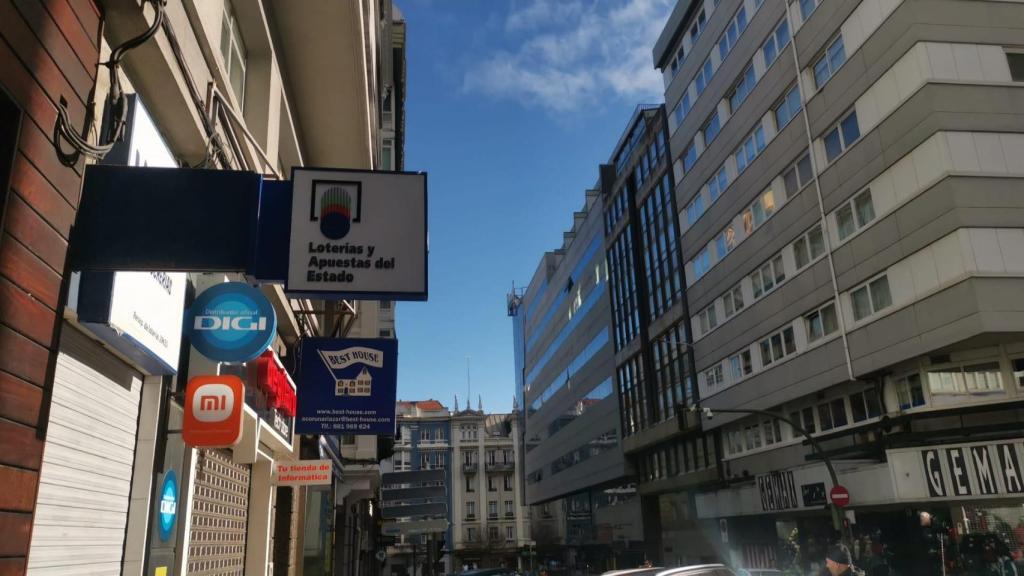 Administración de Lotería en la calle Médico Rodríguez, donde ha tocado el primer premio del Sorteo del Niño 2024.