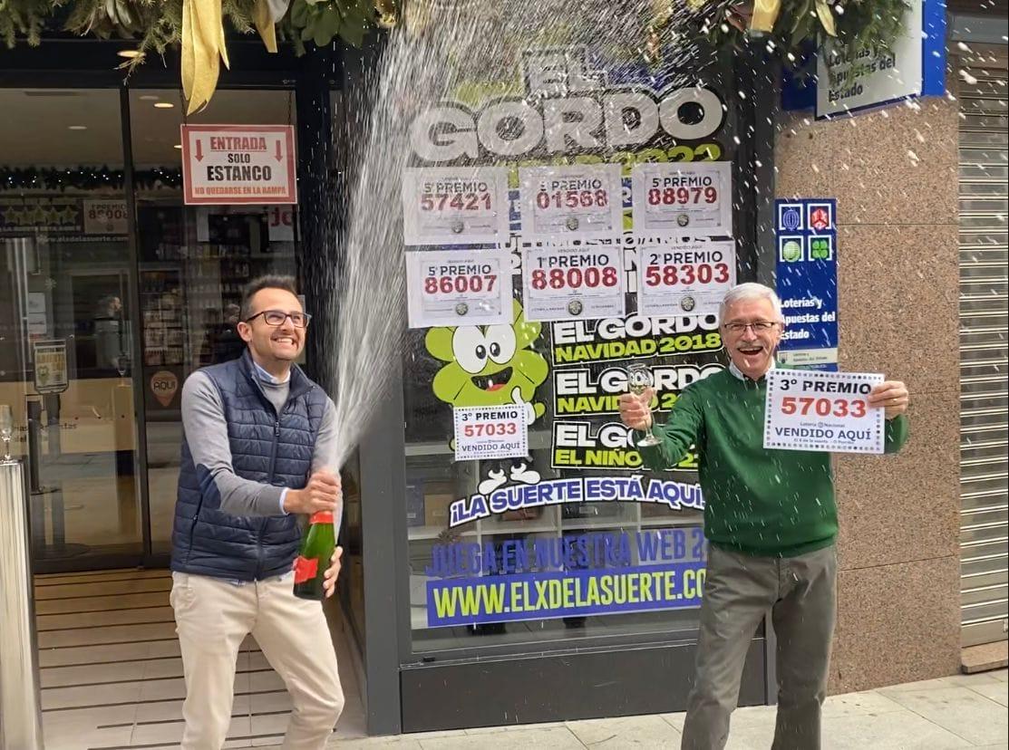 La administración de O Porriño ‘El X de la Suerte’ celebra el tercer premio. Foto: cedida