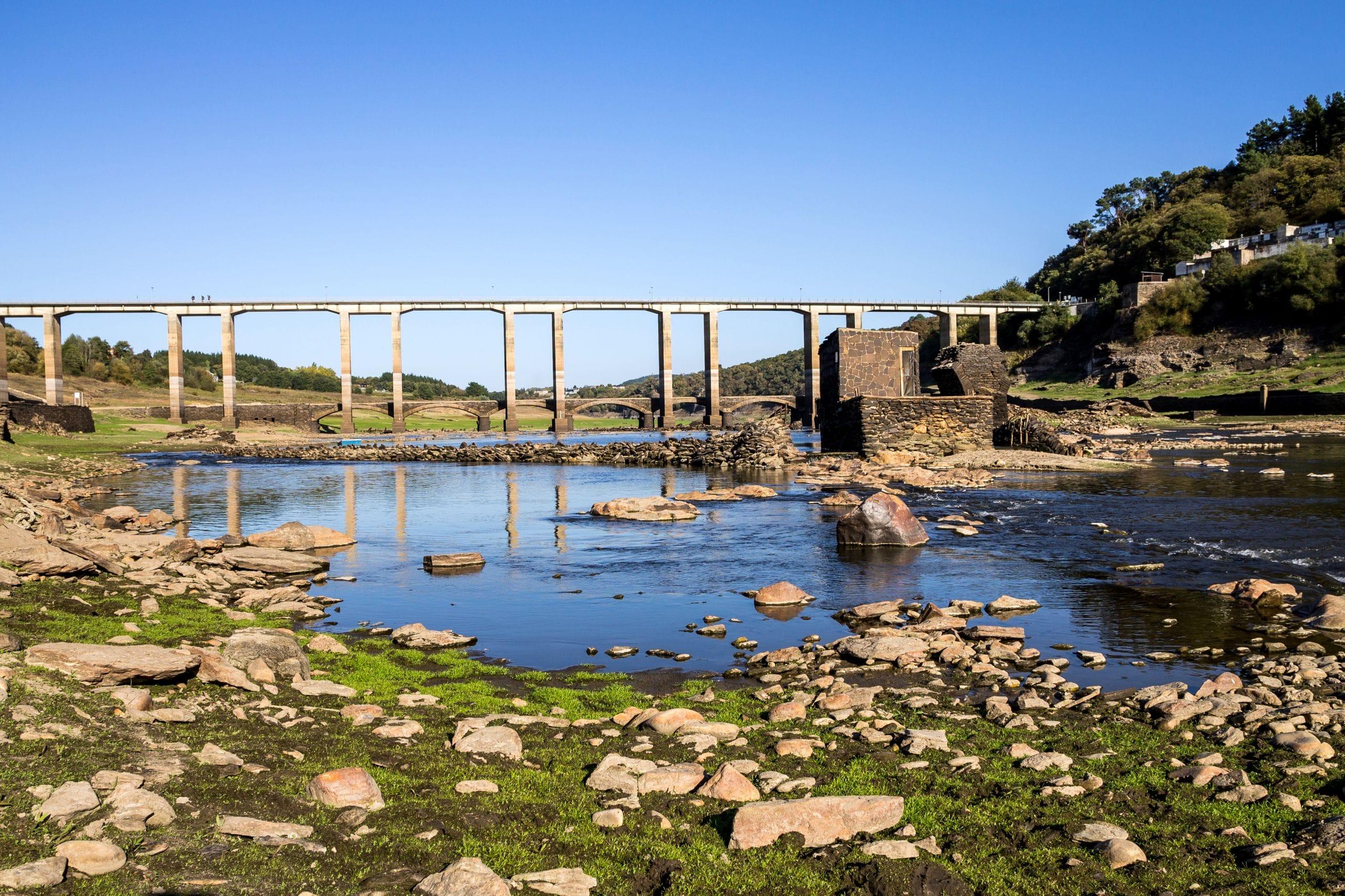 Ruinas en el Miño de la antigua villa de Portomarín, Lugo. Foto: Shutterstock