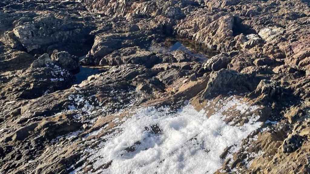 Pellets de plástico en una playa de Porto do Son (A Coruña).