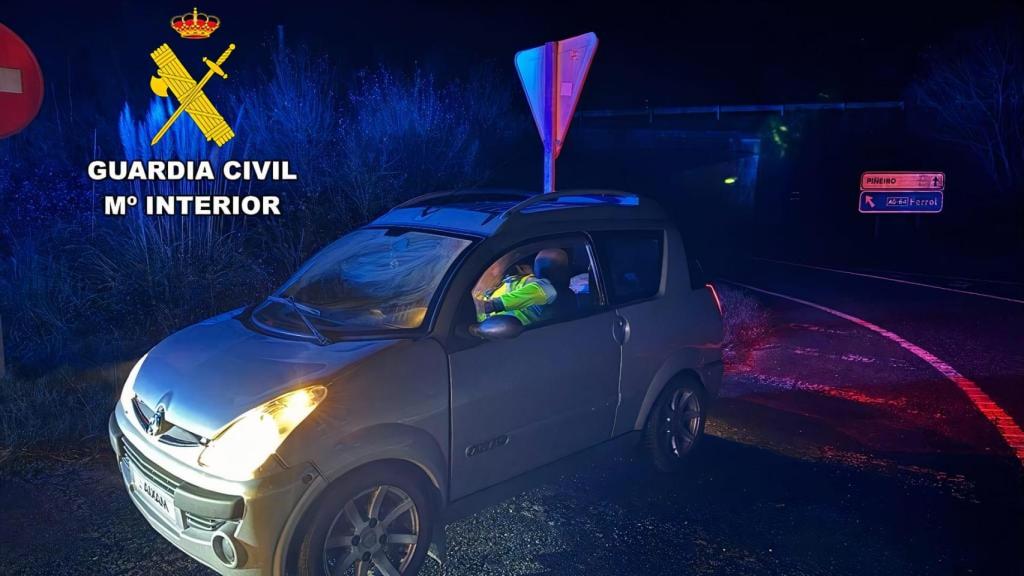 Agentes intervienen el vehículo