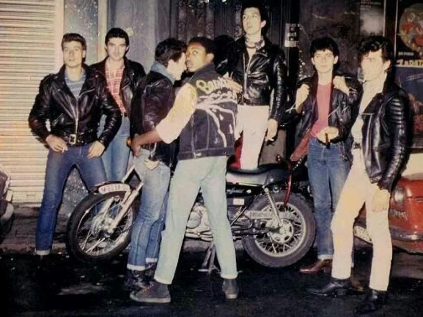 Algunos miembros de los  Breakers con otros rockeros de Malasaña en 1983. Foto: Archivo de Fernando Adam