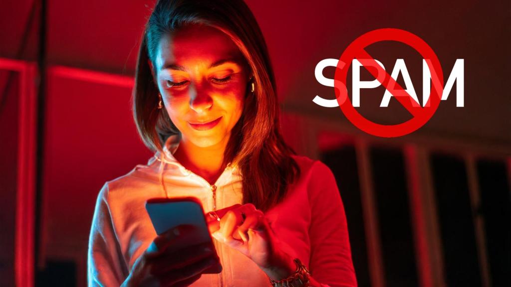 Una mujer bloqueando una llamada de SPAM