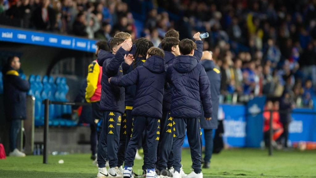 Los recogepelotas durante el Dépor – Real Sociedad B.