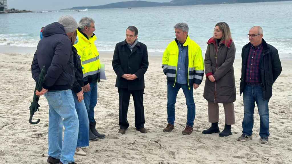 Abel Caballero en la playa del Vao.