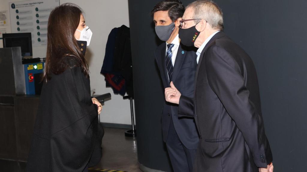 La reina Letizia junto a César Alierta, expresidente de Teléfonica, y José María Álvarez-Pallete, actual presidente de Telefónica, en enero de 2021.