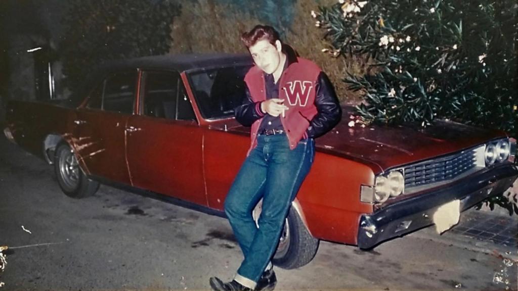 Enrique Padial, en 1985, apoyado en un Dodge Dart.