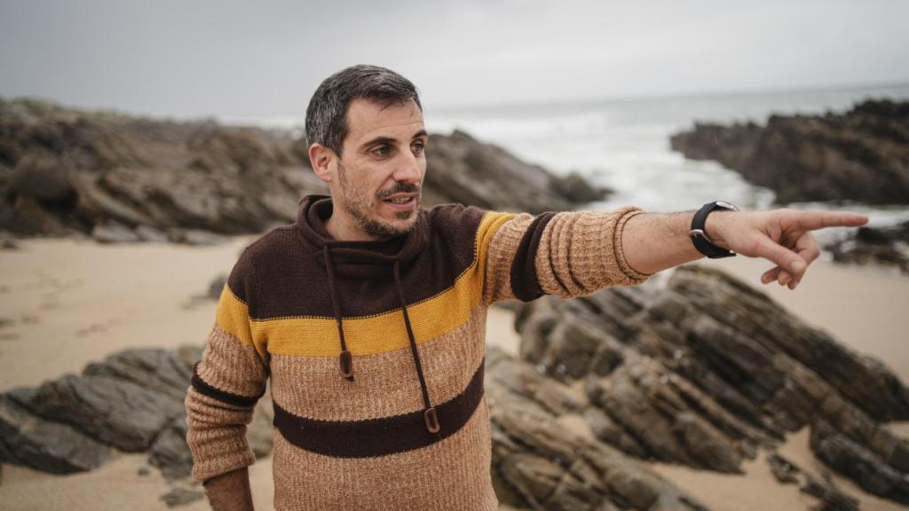 Rodrigo Fresco en la playa de Balieiros