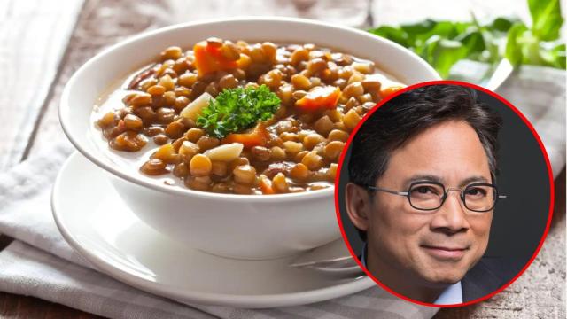 Un plato de lentejas con verduras y el médico William Li.