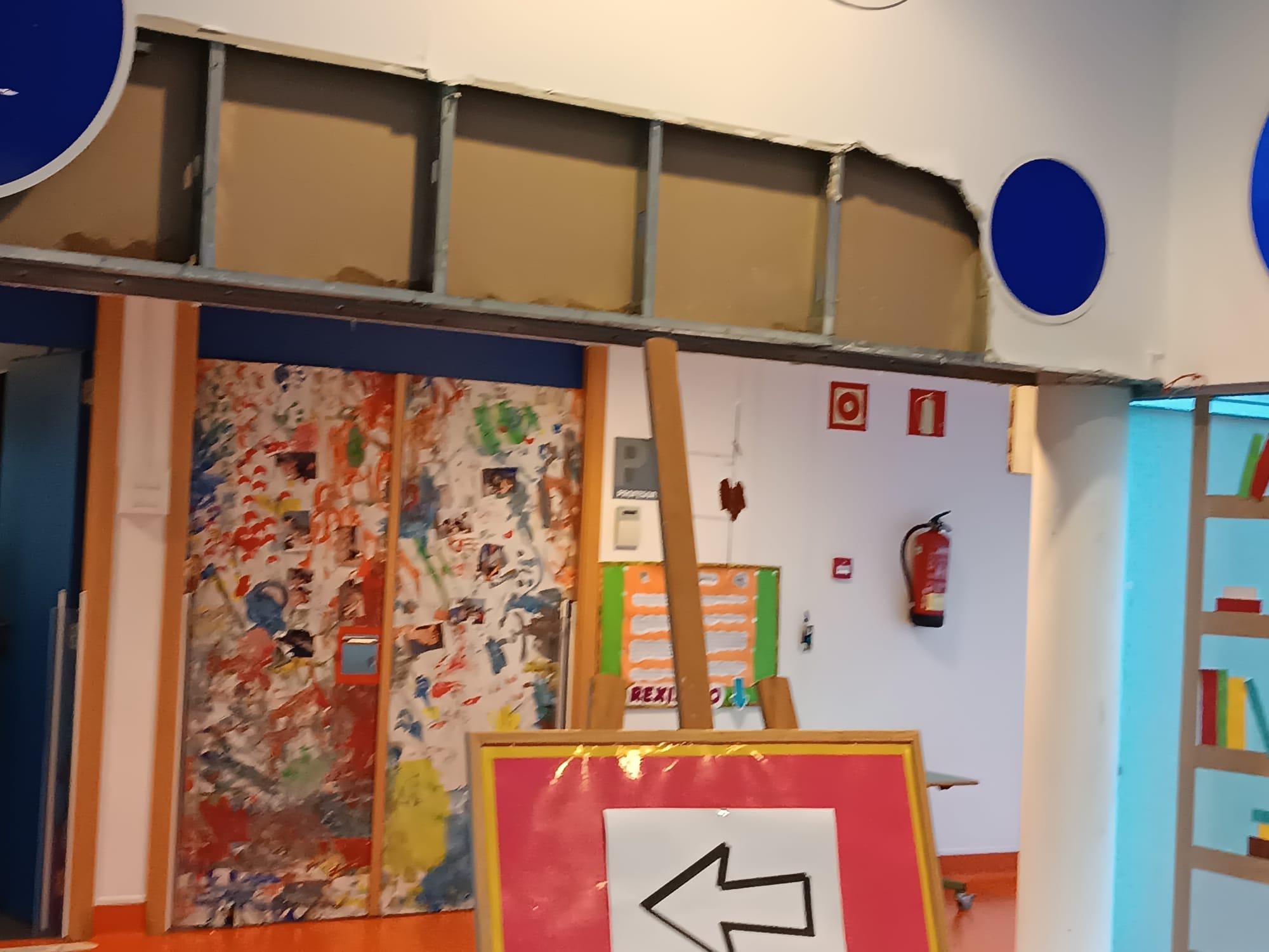 Interior de la escuela afectada por las goteras en Culleredo (Cedida).