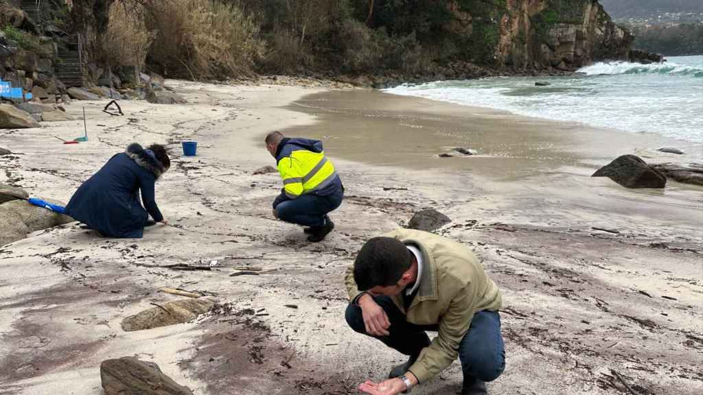 Momento en el que se detectaron los pellets en las costas de Marín.