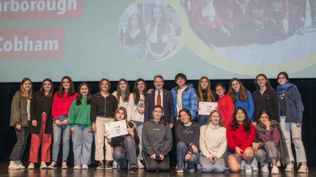 Abel Caballero con estudiantes beneficiarios del programa de idiomas del Concello.