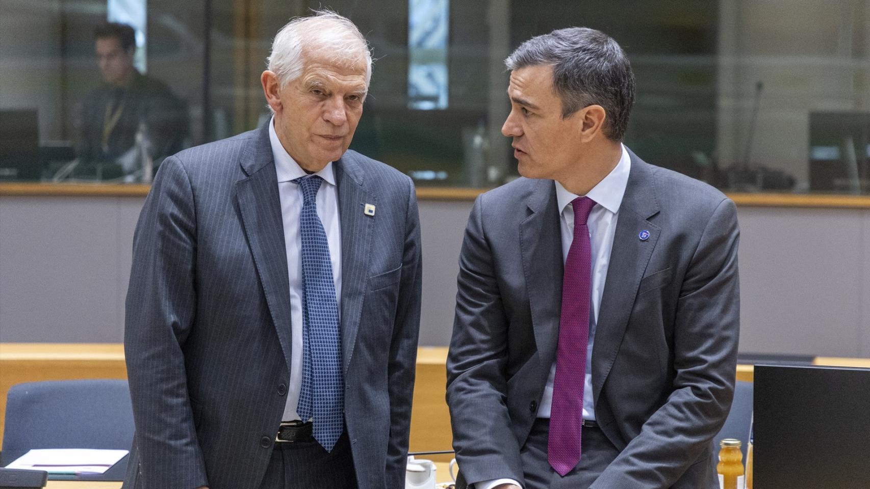 Josep Borrell y el presidente Pedro Sánchez, el pasado 14 de diciembre en Bruselas.