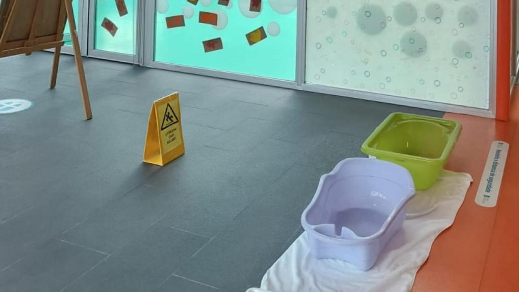 La escuela de O Burgo que sufre goteras.