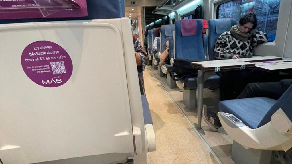 Interior de uno de los trenes de Renfe afectados en A Coruña esta mañana.