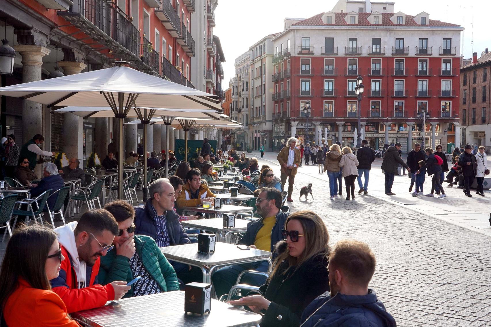 Una terraza de la Plaza Mayor de Valladolid con gente