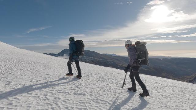 Miguel Ángel Rubio, en la cima del Veleta junto a un miembro de su expedición.