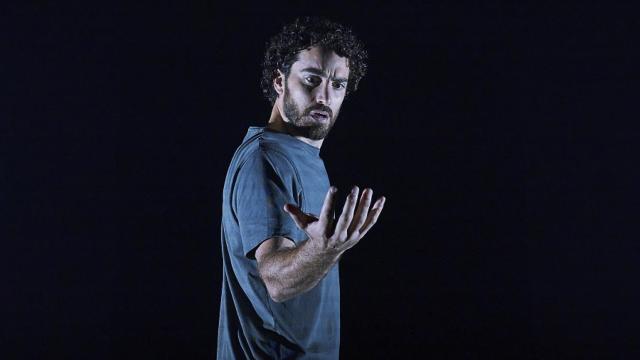 Rubén de Eguia es Patroclo en 'En mitad de tanto fuego'. Foto: David Ruano