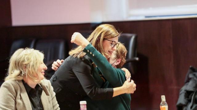 Cristina Gómez y Carmen García se funden en un abrazo. Fotos: Javier Longobardo.
