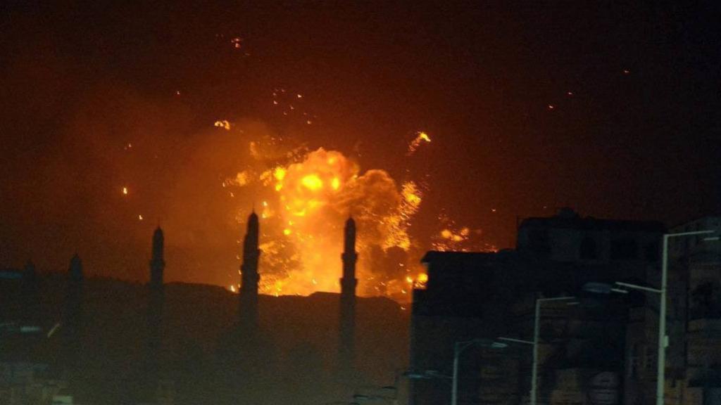 Explosión tras el ataque de EEUU y Reino Unido.