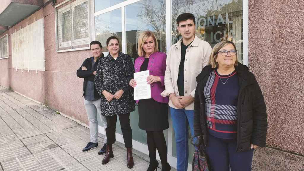 Digna Rivas con miembros de su equipo tras la presentación de la denuncia.