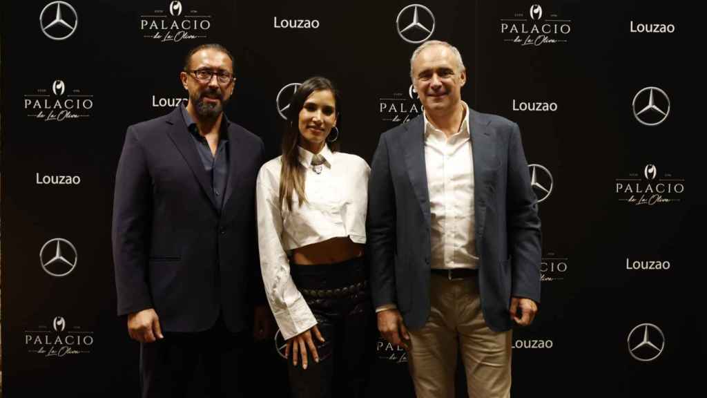 India Martínez, junto a Luis Cabaleiro (Palacio de la Oliva) y José Louzao (Mercedes-Benz Louzao).