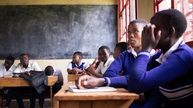 Una de las clases de refuerzo que se llevan a cabo en el terreno.