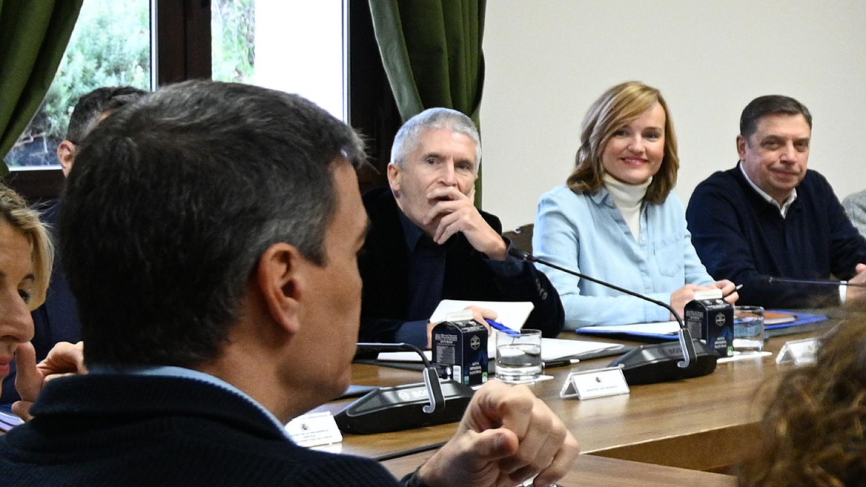 La ministra de Educación, Pilar Alegría, mira a Pedro Sánchez durante la reunión del Gobierno en Quintos de Mora, este sábado.