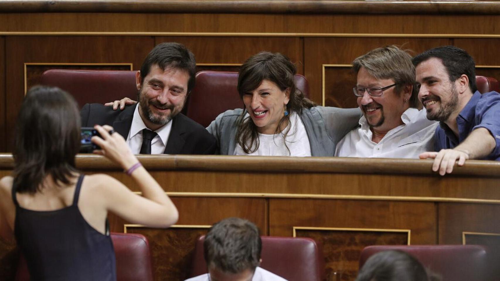Julio de 2016. Irene Montero fotografía a Rafa Mayoral, Yolanda Díaz, Xavier Domènech y Alberto Garzón. En la hilera de abajo, Pablo Iglesias e Íñigo Errejón.