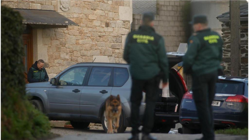 Agentes de la Guardia Civil en la casa de la víctima