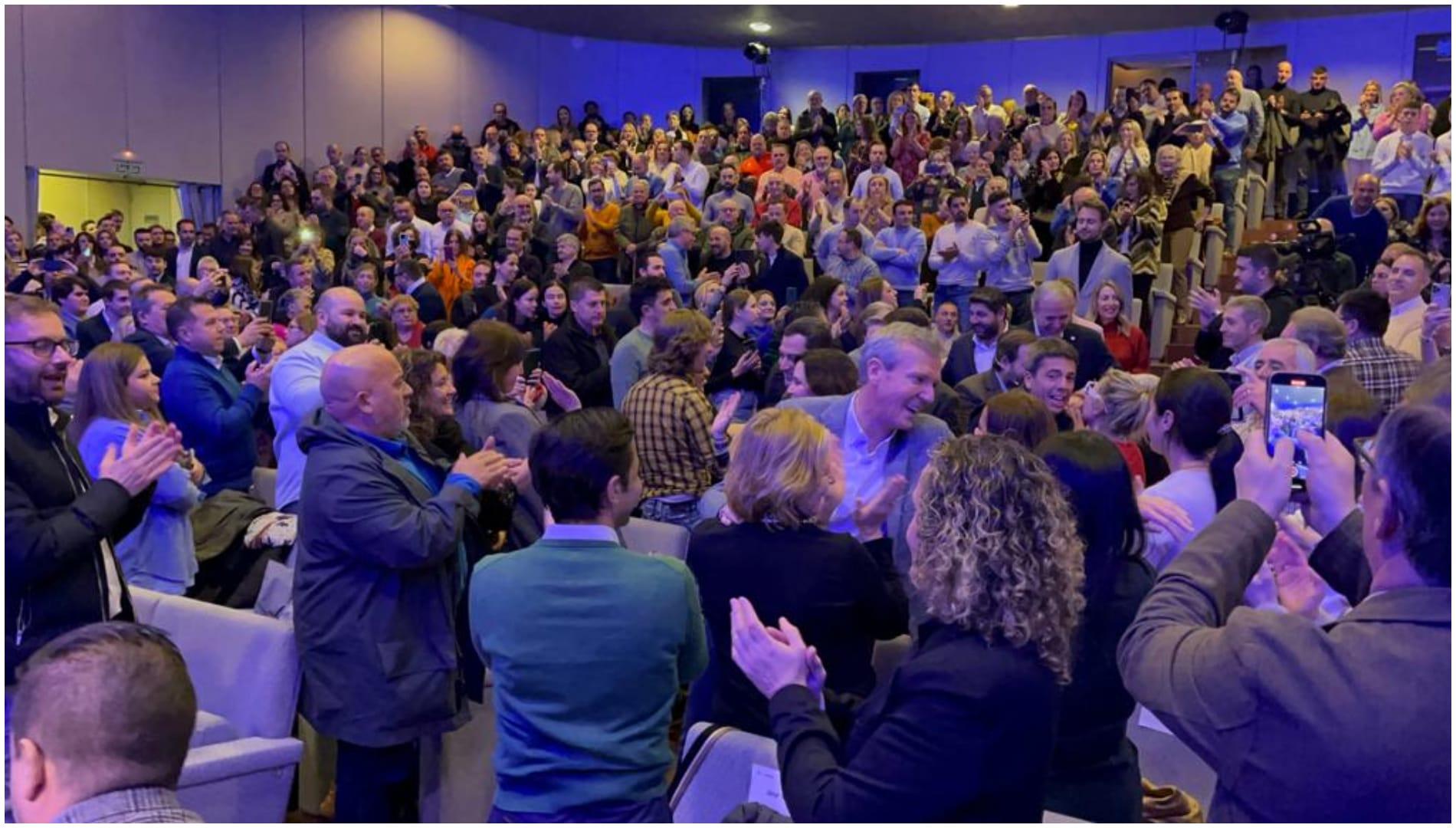 Entra de Alfonso Rueda y los barones al auditorio