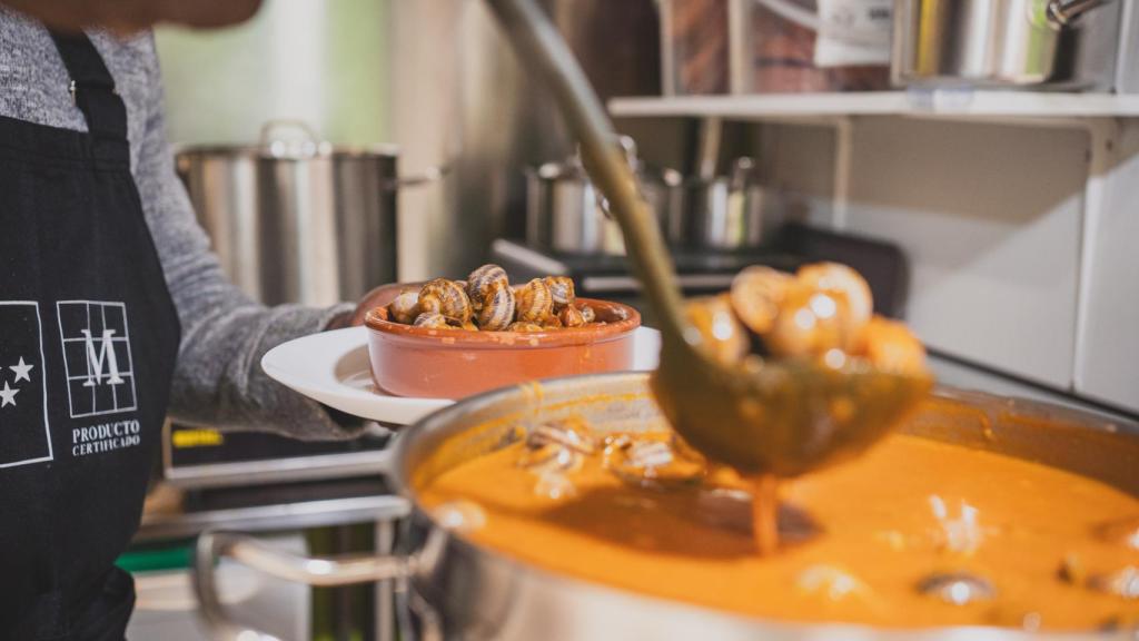 Caracoles a la madrileña, que preparan en el puesto Caracoles de Cadalso.