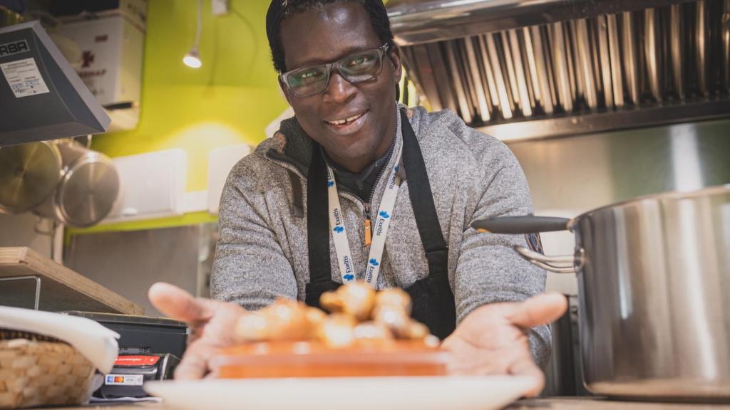 Ousmane Faye, el encargado del punto de venta en el Mercado de Vallehermoso.
