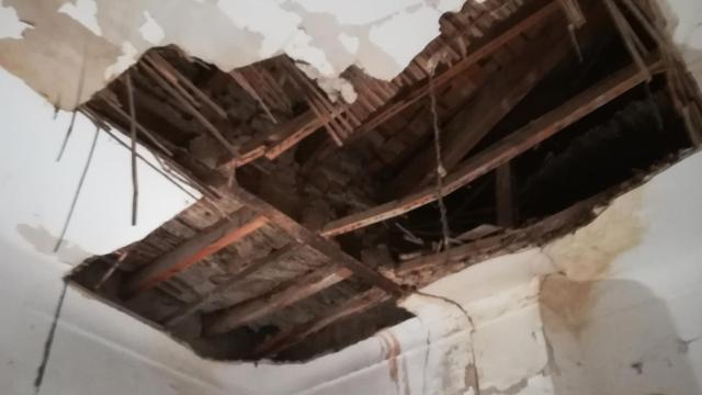 Uno de los techos del cuartel de Jacarilla, afectado por la humedad.