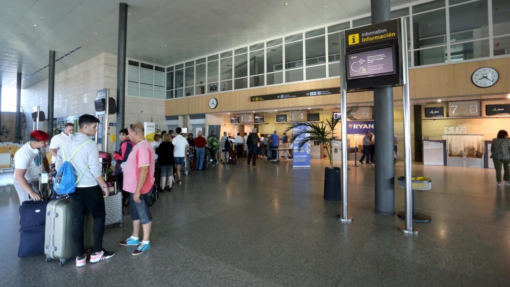 Pasajeros esperando para facturar en el aeropuerto de Villanubla