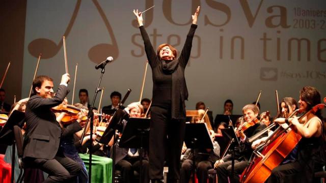Concha Velasco junto a la Joven Orquesta Sinfónica de Valladolid en el concierto en el que se reestrenó el himno de Valladolid