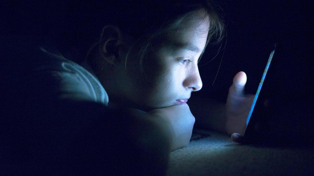 Un menor usando el móvil